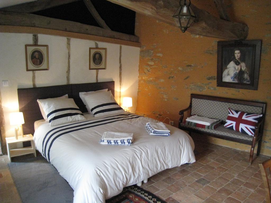 Le Logis Des Tourelles Bed and Breakfast Beaupréau Habitación foto