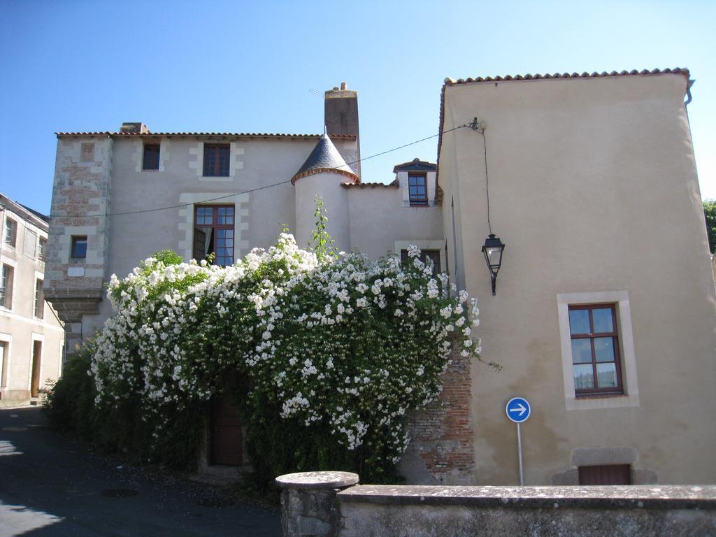 Le Logis Des Tourelles Bed and Breakfast Beaupréau Exterior foto